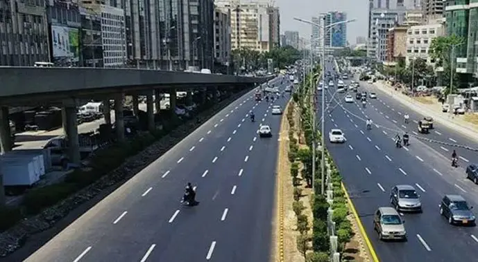 ڪراچي: شارع فيصل تي لين جي ڀڃڪڙي تي پهرين ڏينهن ڪيترا چالان ٿيا؟ رپورٽ جاري